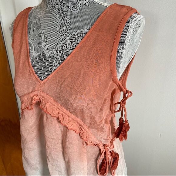 En Crème Ombré V-Neck ruffle trim tank top - NWT - Picture 3 of 8